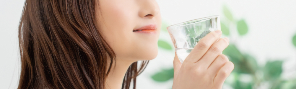 水を飲む女性の画像