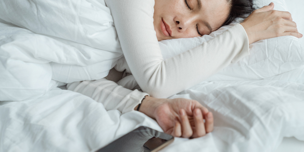 眠る女性の画像