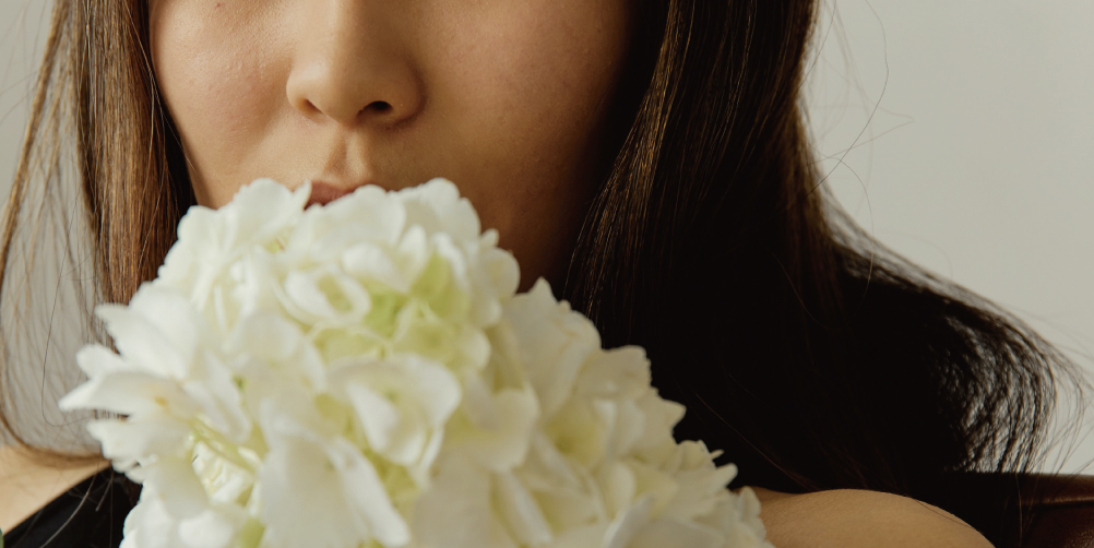 花と女性の画像