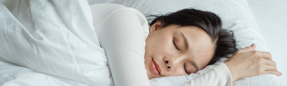 眠る女性の画像