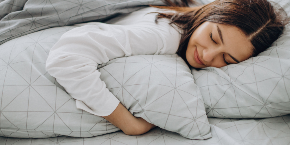 眠る女性のイメージ画像