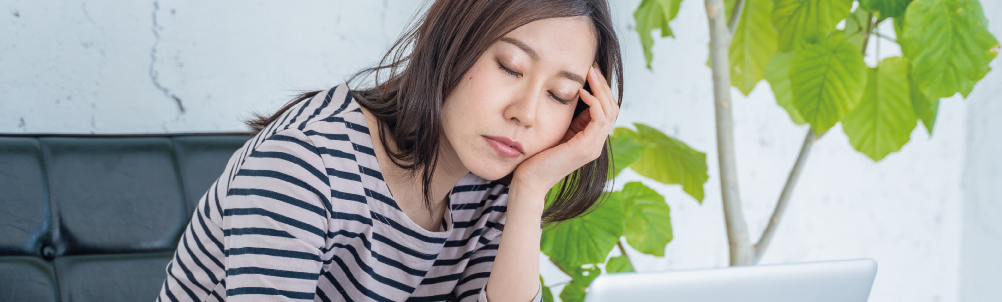 寝不足の女性の画像