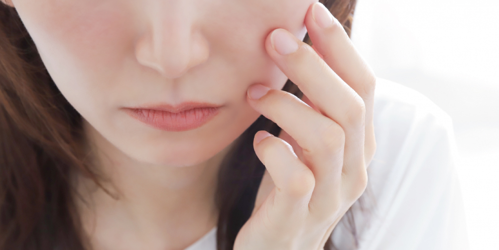 乾燥肌に悩む女性の画像