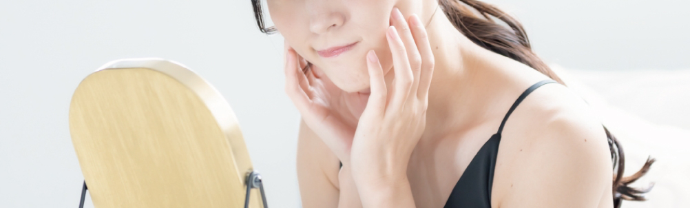 夏の肌荒れに悩む女性の画像