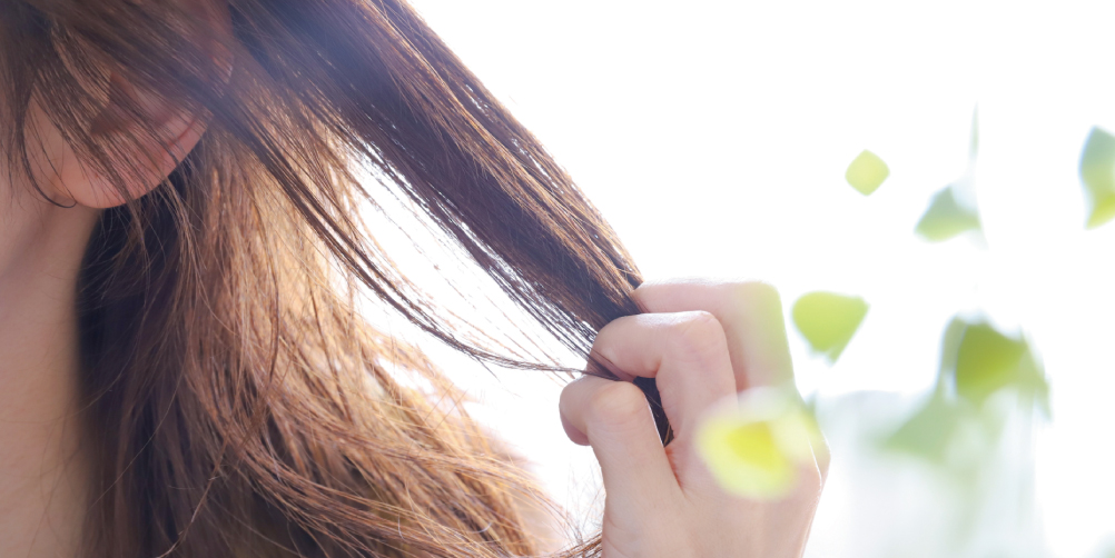 髪のダメージに悩む女性の画像"