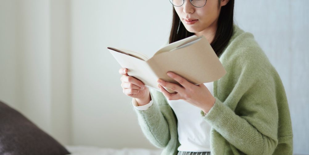 部屋で温まる女性の画像"