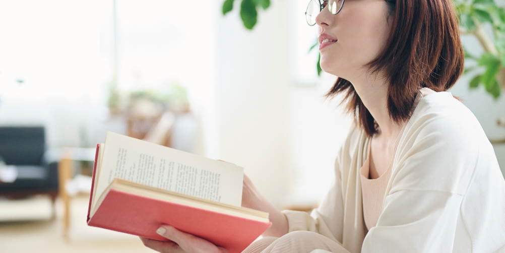 本を読む女性の画像"