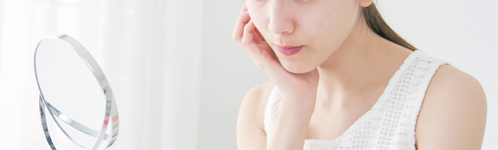 悩む女性の画像