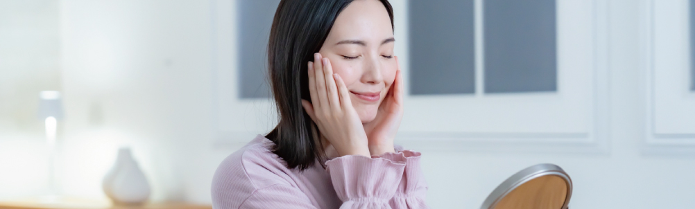 悩む女性の画像