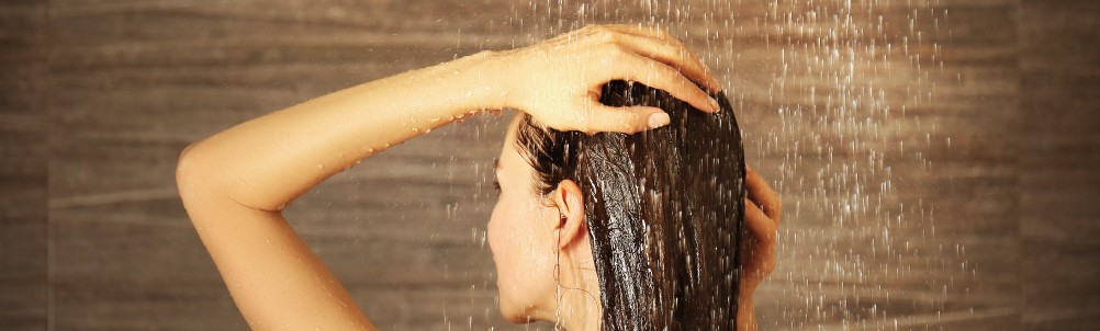 悩む女性の画像