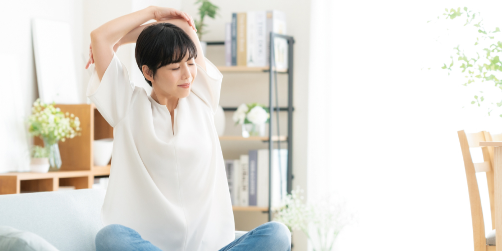 ストレッチをする女性イメージの画像