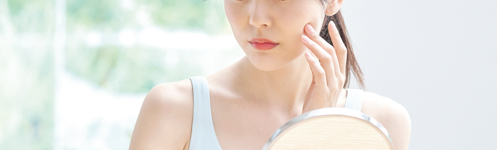 むくみに悩む女性の画像