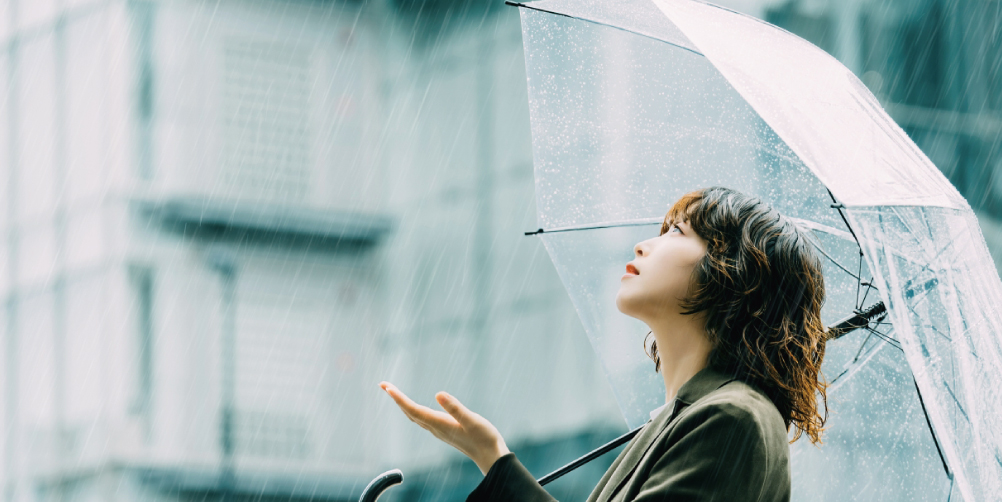 傘をさす女性の画像
