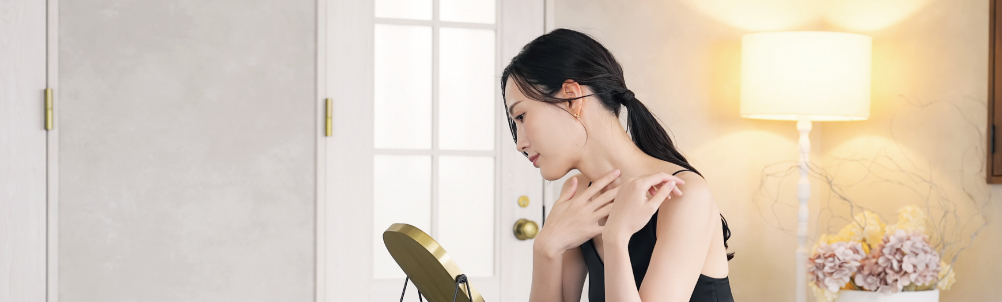 肌荒れに悩む女性の画像