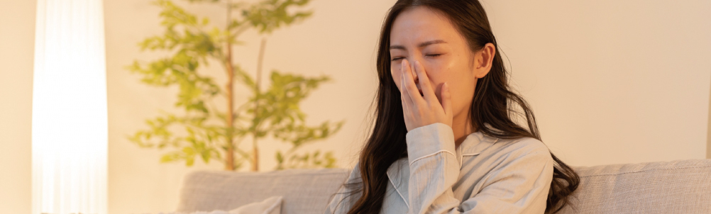 肌荒れに悩む女性の画像